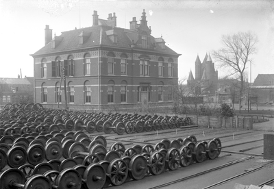 160533 Gezicht op het Administratiegebouw ( het rode gebouw , hal 15/16) van de Centrale Werkplaats van de H.S.M. te ...
